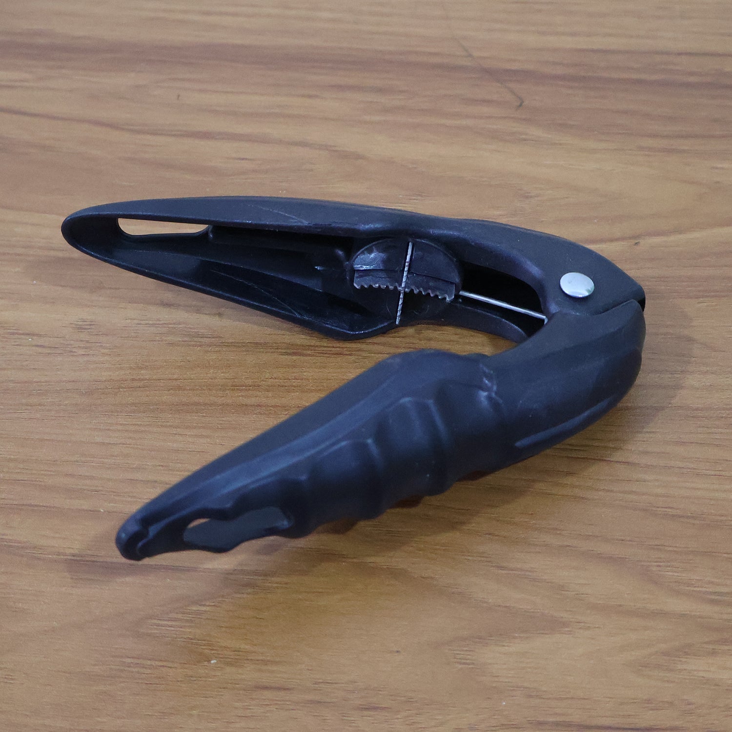 Multipurpose Walnuts and Seafood Cracker Tool - (1 Pc) Multipurpose Walnuts and Seafood Cracker Tool - (1 Pc)